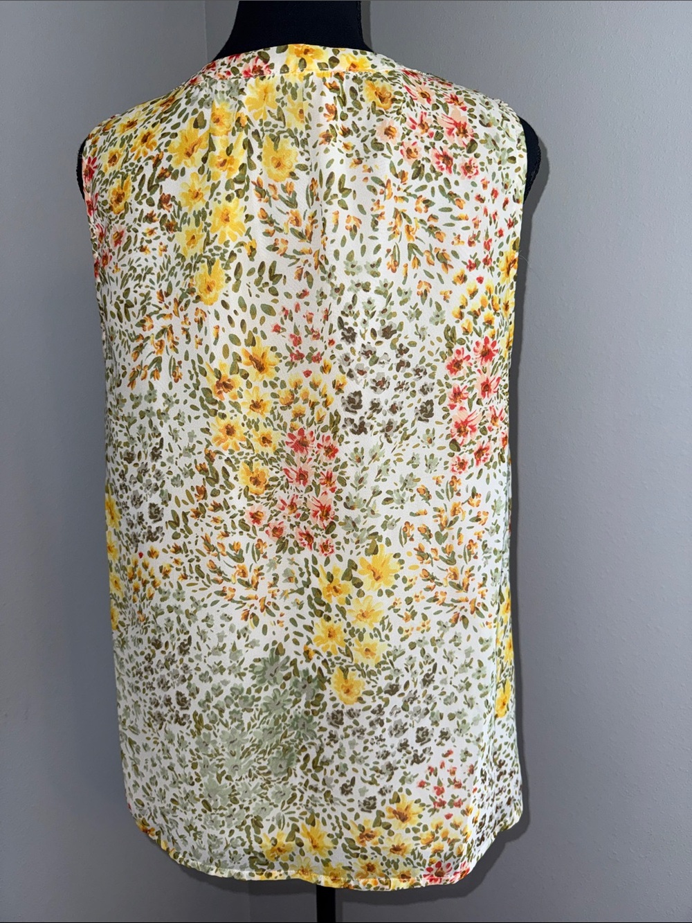 Sleeveless Floral Split-Neck Top in Yellow & Green - Womens - Picture 2 of 3